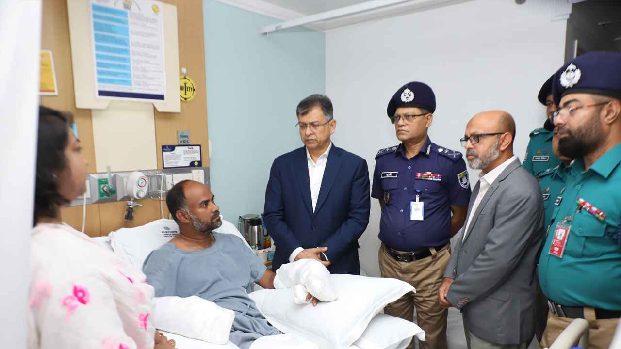 আহত পুলিশ কর্মকর্তাকে দেখতে হাসপাতালে স্বরাষ্ট্রমন্ত্রী ও আইজিপি