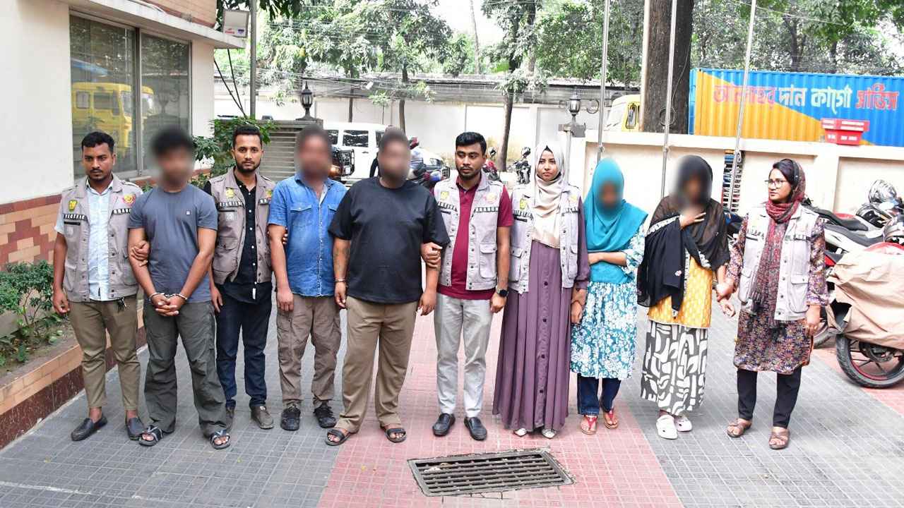 রাজধানীতে হানিট্র্যাপ চক্রের মূলহোতাসহ গ্রেফতার ৫
