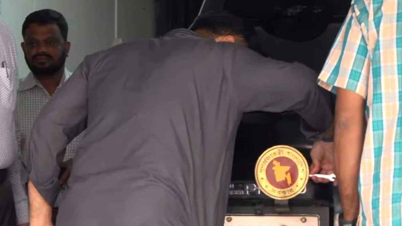 গাড়ি থেকে নিজ হাতে সরকারি লোগো খুললেন ইশরাক