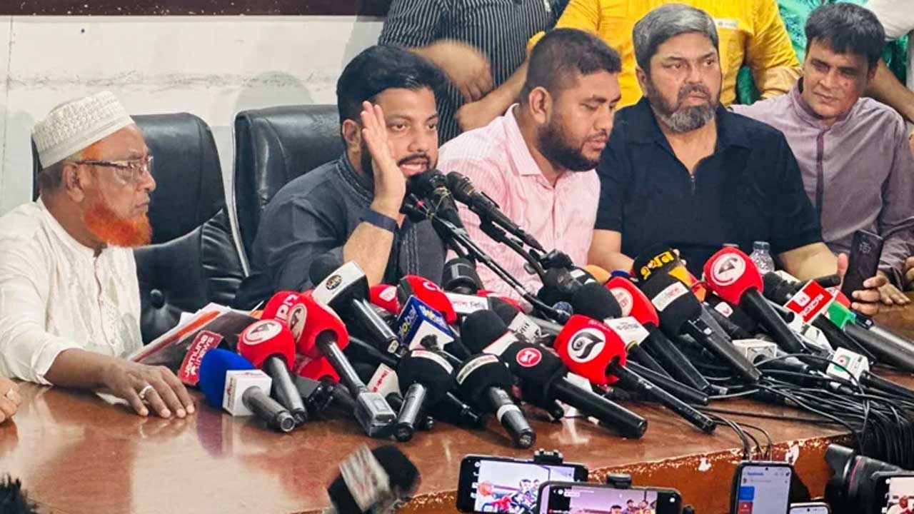 সংবাদ সম্মেলনে পদত্যাগের ঘোষণা দেন ইশরাক হোসেন। ছবি: সংগৃহীত