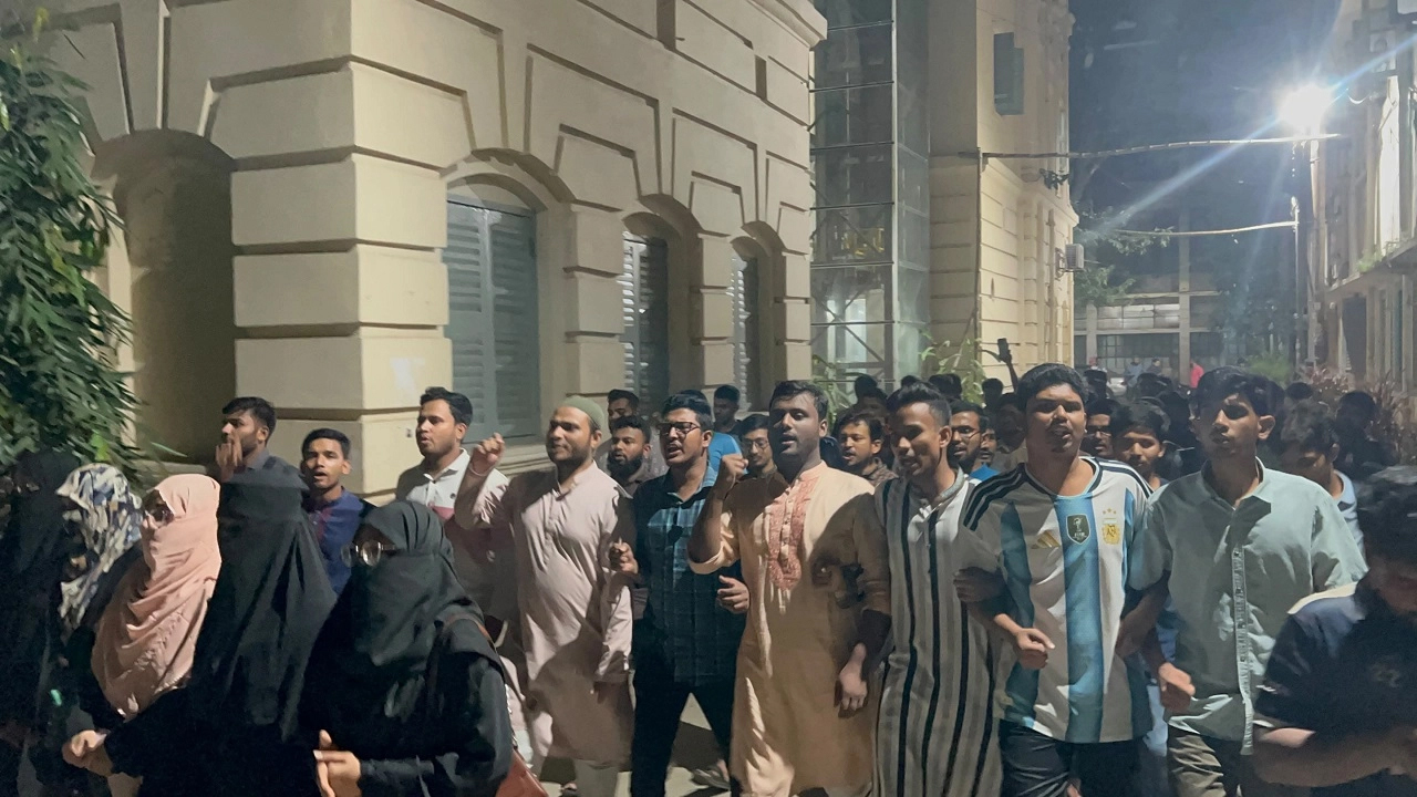 গরু বা পশু জবাই সংক্রান্ত জগন্নাথ বিশ্ববিদ্যালয়ের নোটিশের প্রতিবাদে শিক্ষার্থীদের বিক্ষোভ।