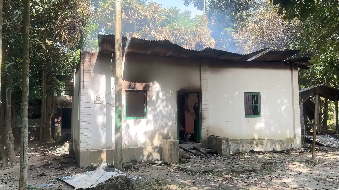 Madaripur_26-10-26_(Hamla_and_Fire)_Pic_(8)