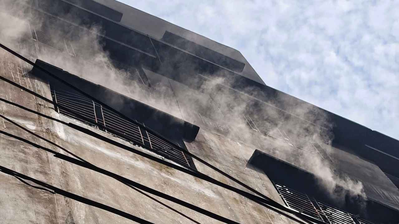 ধ্বংসস্তূপ চকবাজারের মনসুর খান প্লাজা, ব্যবসায়ীদের চোখে অন্ধকার