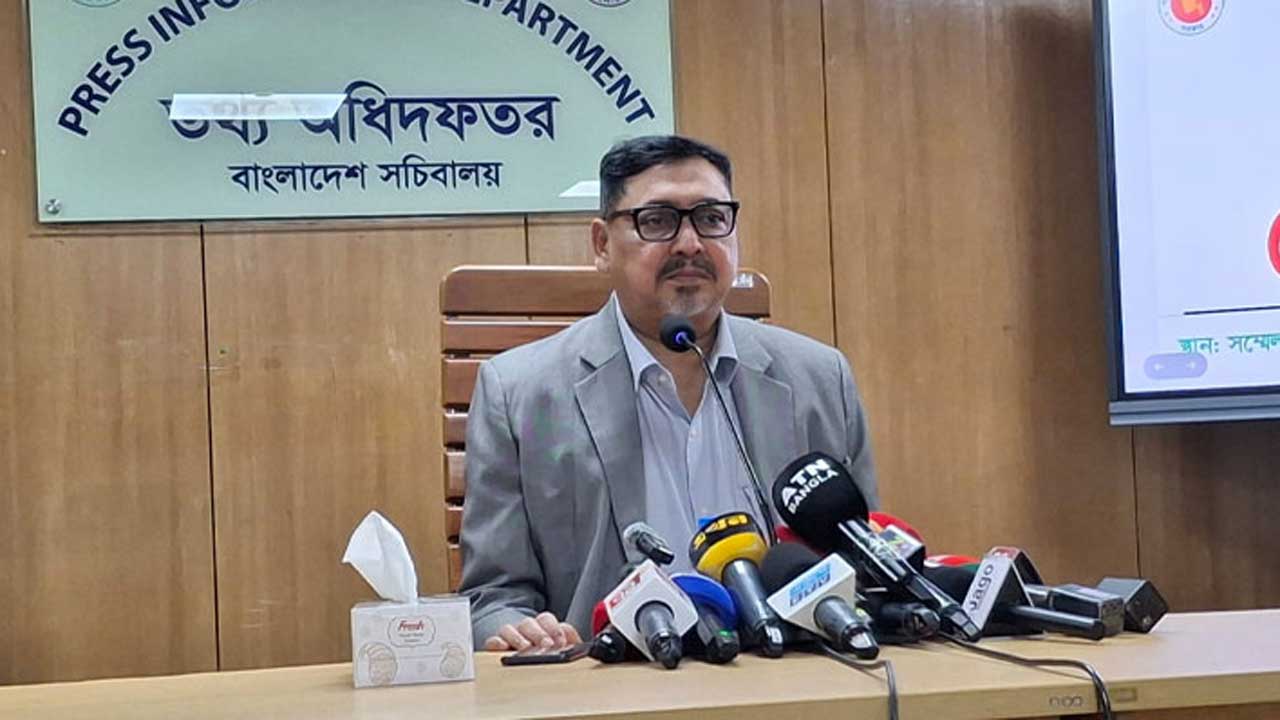 মন্ত্রিপরিষদ সচিব সাংবাদিকদের ব্রিফ করেন। ছবি: সংগৃহীত