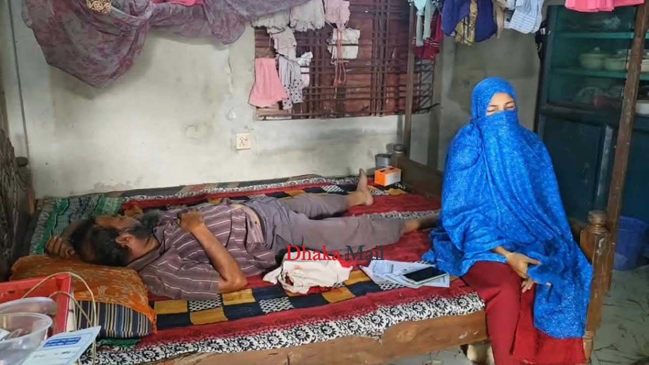 ছেলের মৃত্যুর খবরে অসুস্থ হয়ে পড়েছেন নজরুলের বাবা-মা। ছবি: ঢাকা মেইল