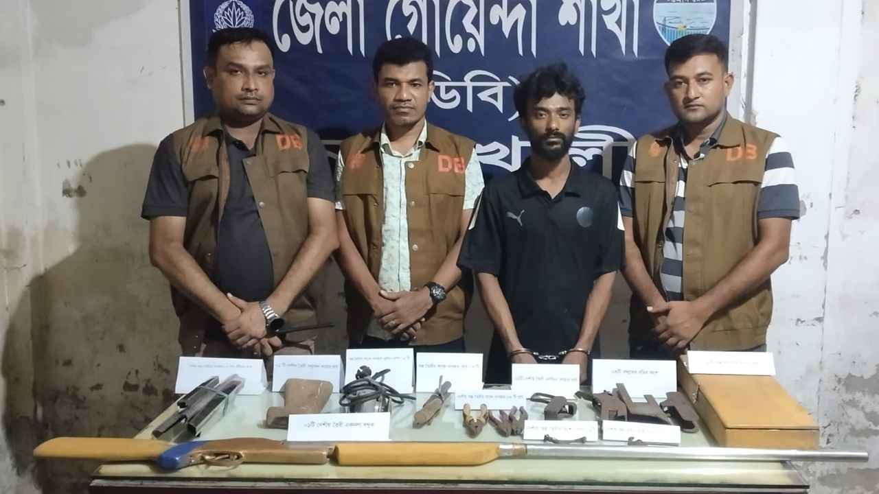 নোয়াখালীতে মিলল অস্ত্র তৈরির কারখানা, বন্দুক-সরঞ্জামসহ যুবক গ্রেফতার