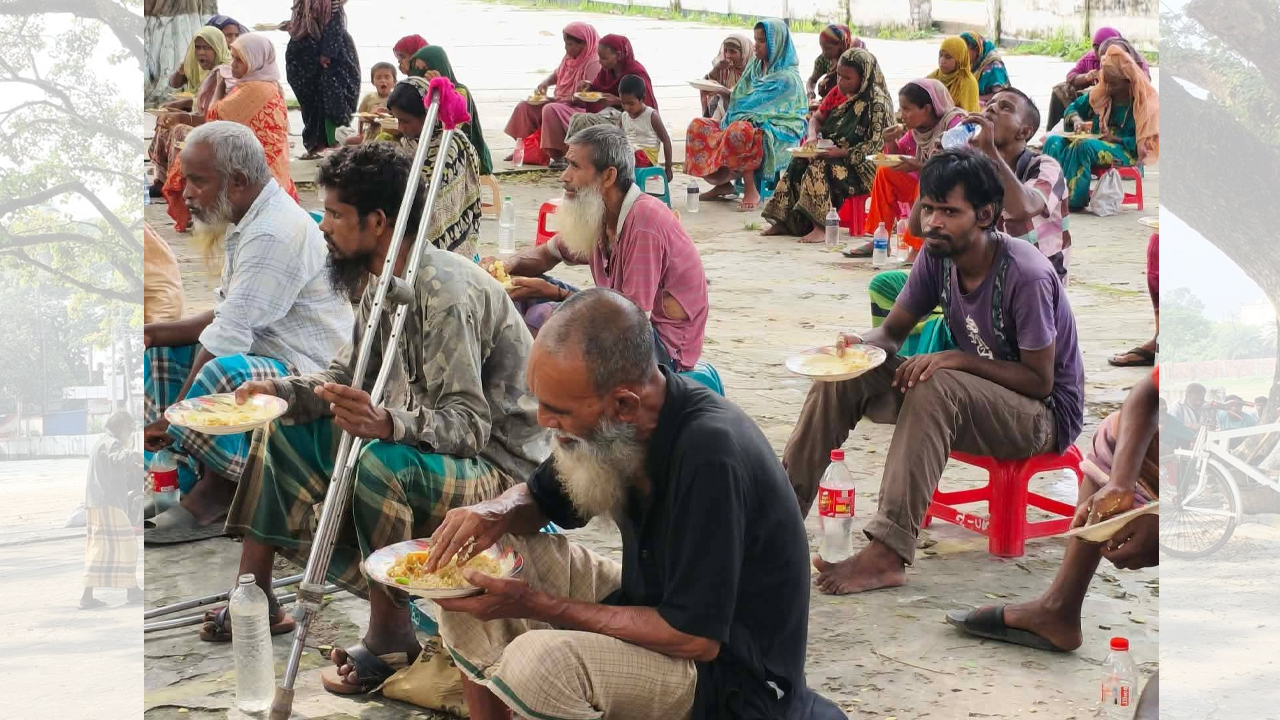 শেরপুরে তরুণদের স্বেচ্ছাসেবী সংগঠন নৃ ফাউন্ডেশনের ‘অনাহারীর আহার’ কর্মসূচি। ছবি- ঢাকা মেইল