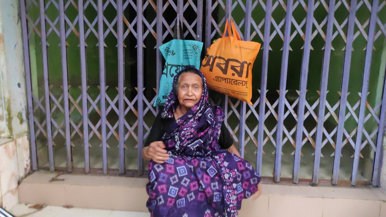 Old_lady_Zainab_Bhanu২ Old_lady_Zainab_Bhanu২