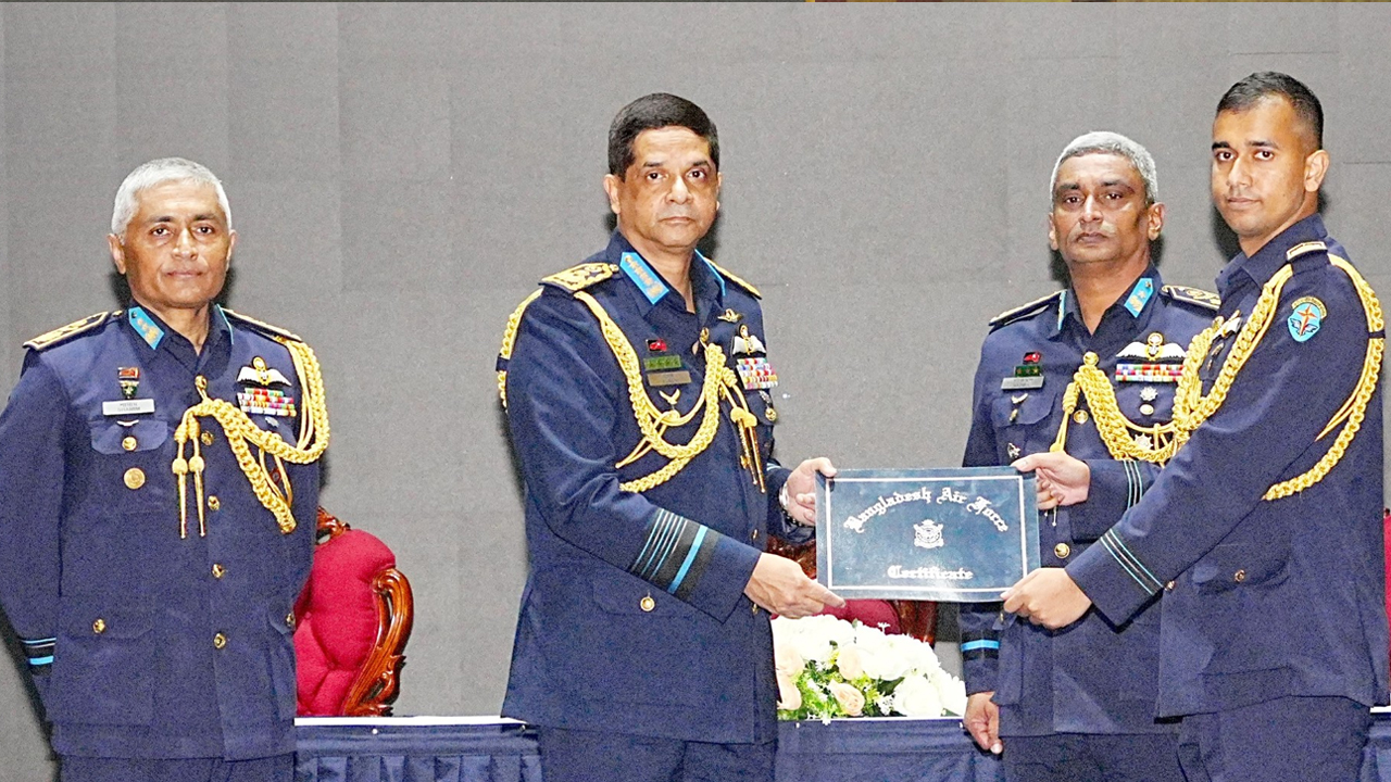 বিমান বাহিনীর একাডেমিক কৃতিত্বে বাফা কোর্সের কর্মকর্তাকে ওসমানী স্বর্ণপদক প্রদান করা হয়। ছবি- আইএসপিআর