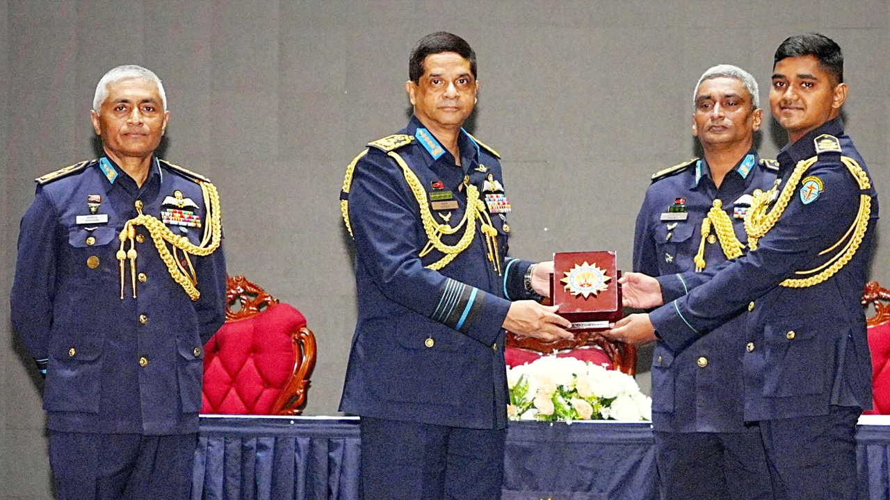 বিমান বাহিনীর একাডেমিক কৃতিত্বে বাফা কোর্সের কর্মকর্তাকে ওসমানী স্বর্ণপদক প্রদান করা হয়। ছবি- আইএসপিআর
