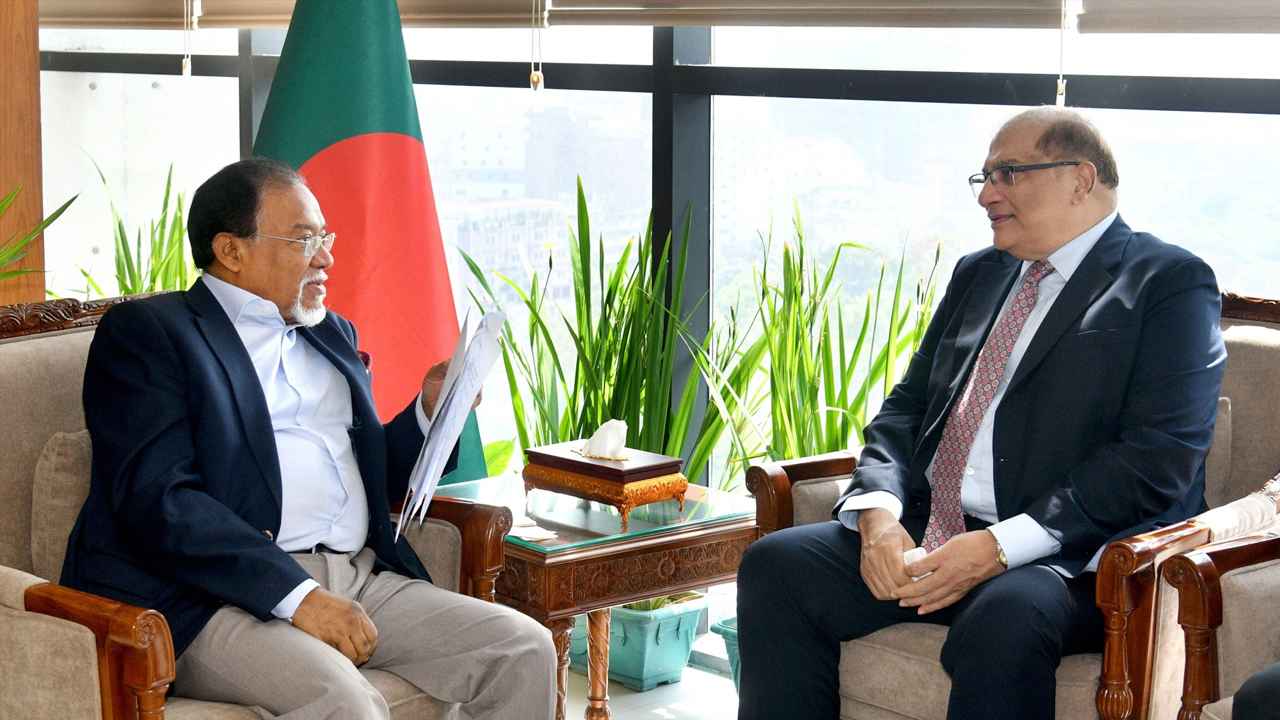 জনপ্রশাসন উপদেষ্টার সঙ্গে পাকিস্তানি হাইকমিশনারের সাক্ষাৎ