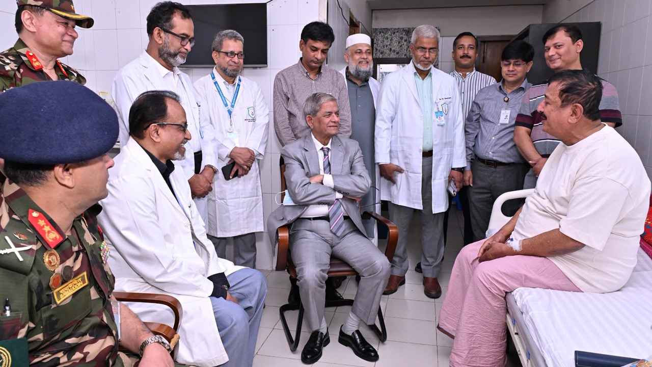 হাসপাতালে ভূমিমন্ত্রীকে দেখতে গেলেন রাষ্ট্রপতি মির্জা ফখরুল