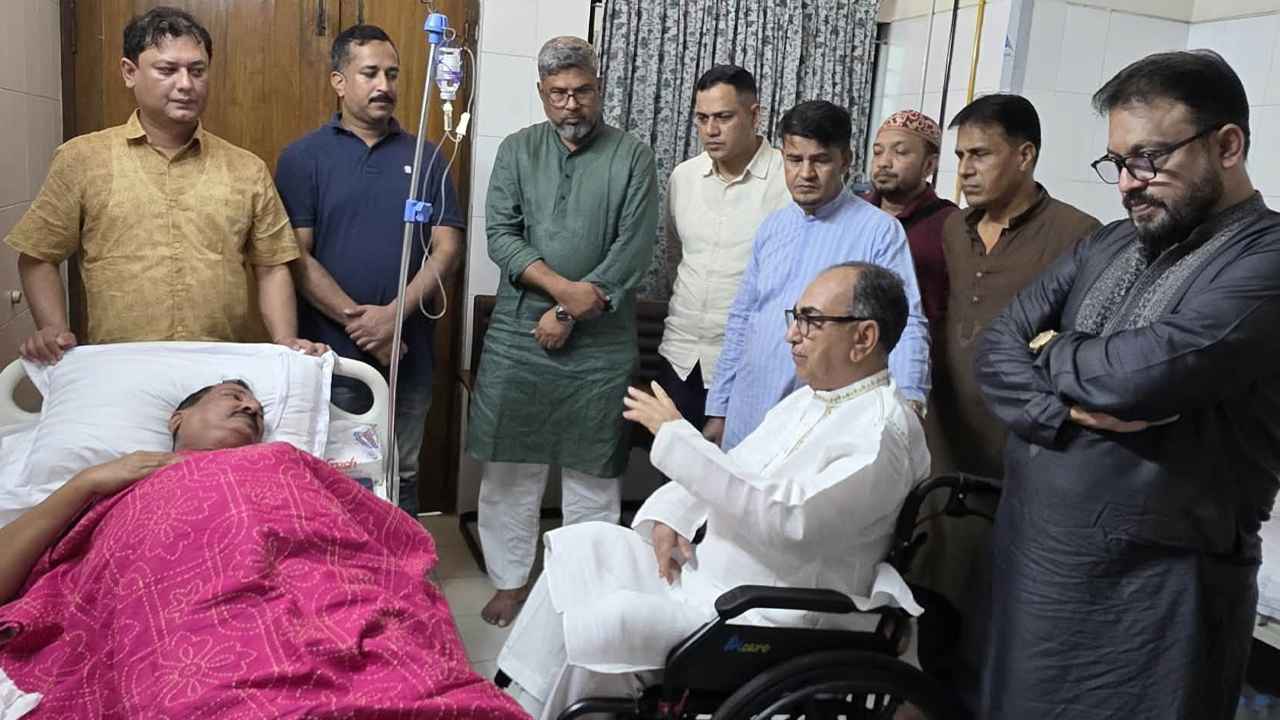 ভূমিমন্ত্রী মিনুকে দেখতে হাসপাতালে মির্জা আব্বাস