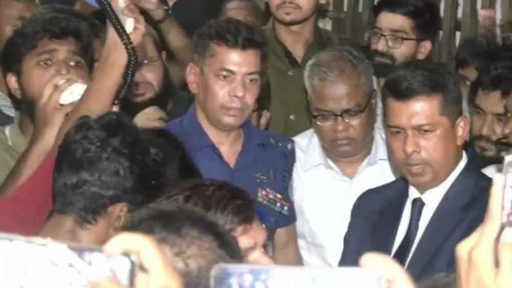 ৩০ ঘণ্টা পর পুলিশি পাহারায় চুয়েট ছাড়লেন অবরুদ্ধ ভিসি