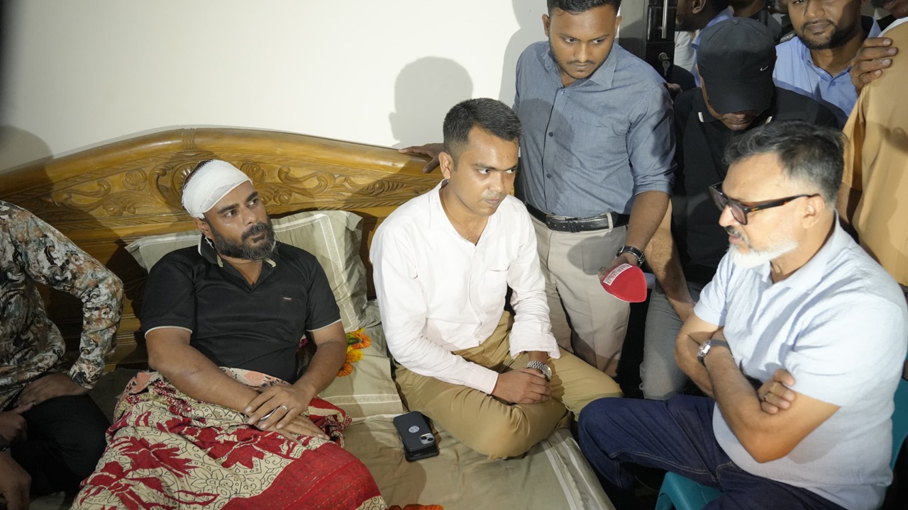 উচ্ছেদ অভিযানে সংঘর্ষে আহত সাংবাদিক সিফাতের বাসায় প্রশাসক মো. শফিকুল ইসলাম খান।