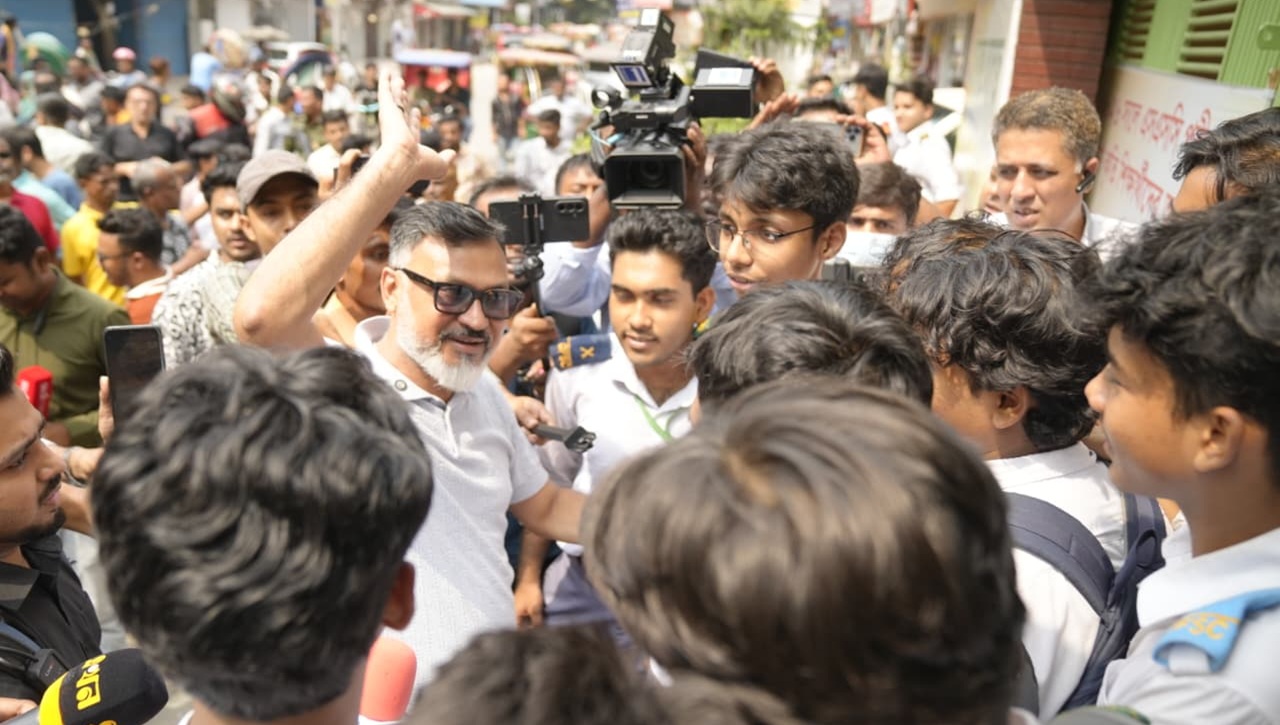 মিরপুর-১০ এলাকায় উচ্ছেদ অভিযান পরিদর্শনে ঢাকা উত্তর সিটি কর্পোরেশনের প্রশাসক মো. শফিকুল ইসলাম খান।