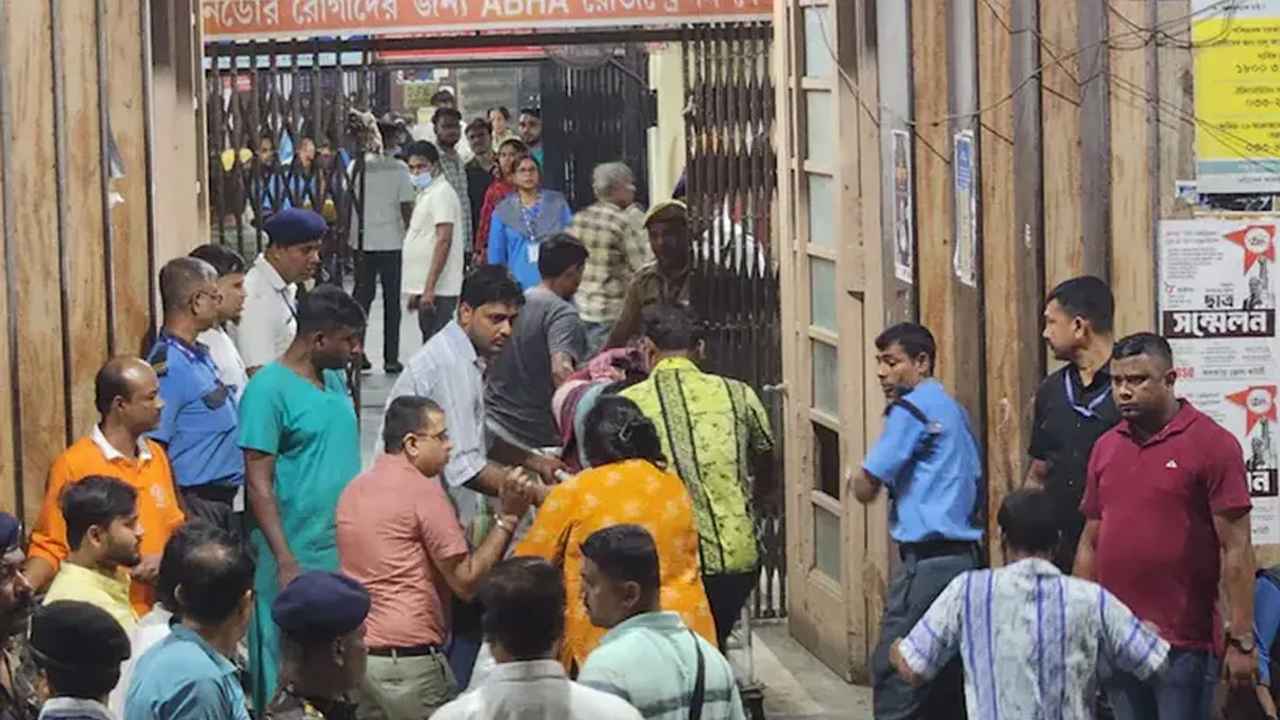 কলকাতায় পূজামণ্ডপে পদদলিত হয়ে ১৭ জনের মৃত্যু