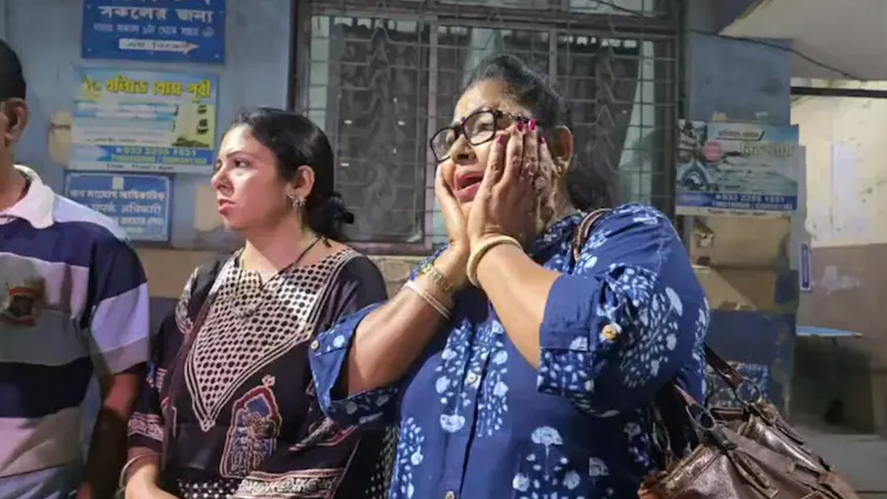 কলকাতা চোরবাগান পূজামণ্ডপে পদদলিত হয়ে হতাহতের ঘটনায় হতভাগ প্রত্যক্ষদর্শীরা।