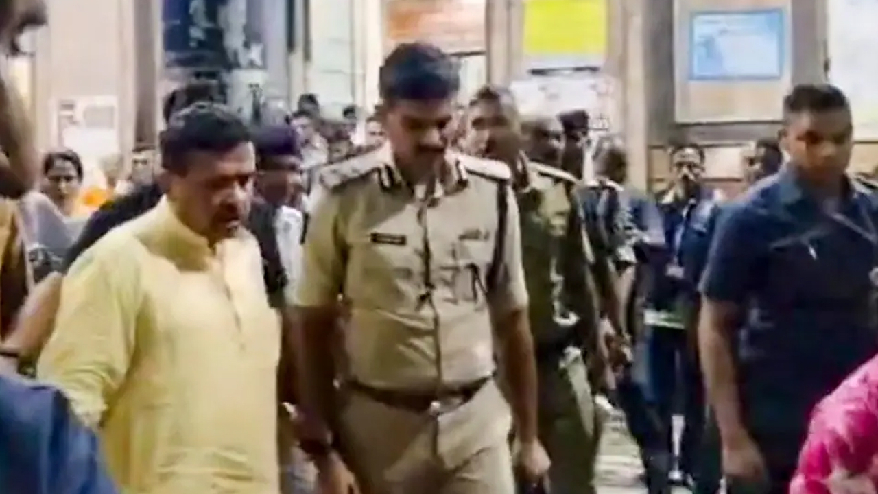 কলকাতা চোরবাগান পূজামণ্ডপে পদদলিতের ঘটনার পর হাসপাতালে যান কলকাতার মুখ্যমন্ত্রী শুভেন্দু অধিকারী।