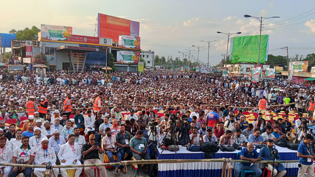 ১১ দলীয় ঐক্যের ঢাকা-খুলনা-ঝিনাইদহ-কুষ্টিয়া লংমার্চের যশোরের পথসভায় নেতাকর্মীবৃন্দ।