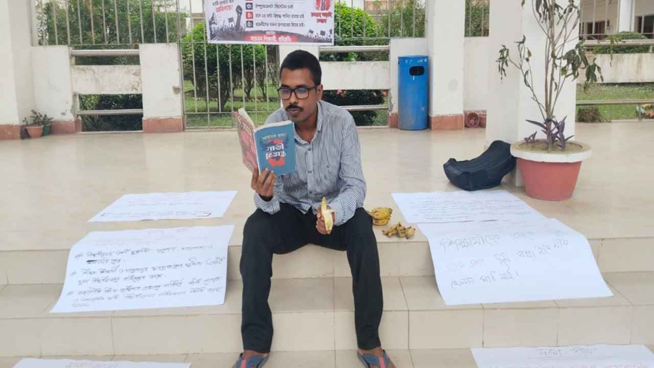 পাঁচ দাবিতে ২৫ দিন ধরে অবস্থান কর্মসূচিতে যবিপ্রবি শিক্ষার্থী