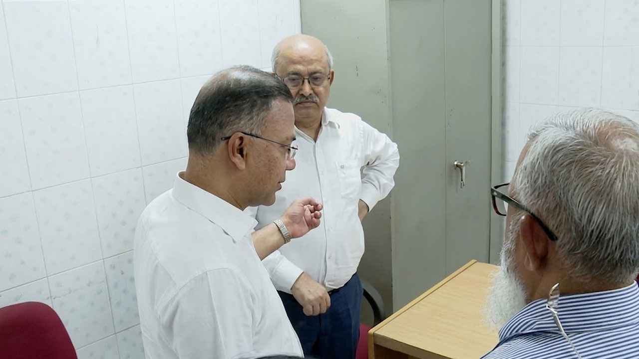 শিশু হাসপাতালে চিকিৎসকের ধূমপান, বরখাস্তের নির্দেশ প্রধানমন্ত্রীর