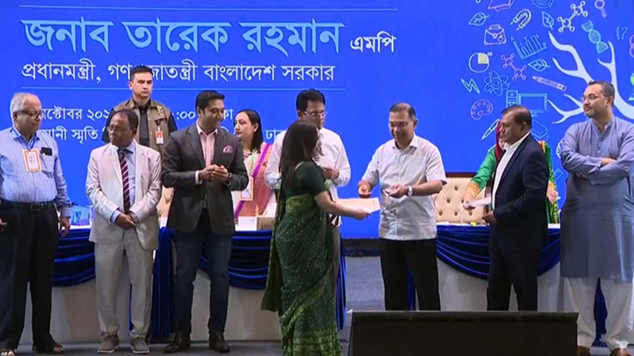 শতাধিক শিক্ষকের হাতে বিশেষ সম্মাননা তুলে দেন প্রধামনন্ত্রী। ছবি: ঢাকা মেইল