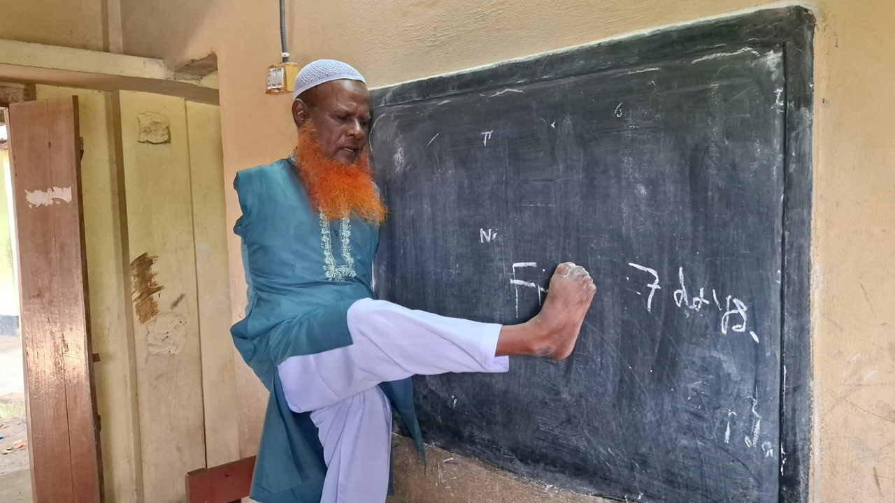 হাতহীন শিক্ষক আলতাফের পায়ে লিখে শিক্ষকতার গল্প
