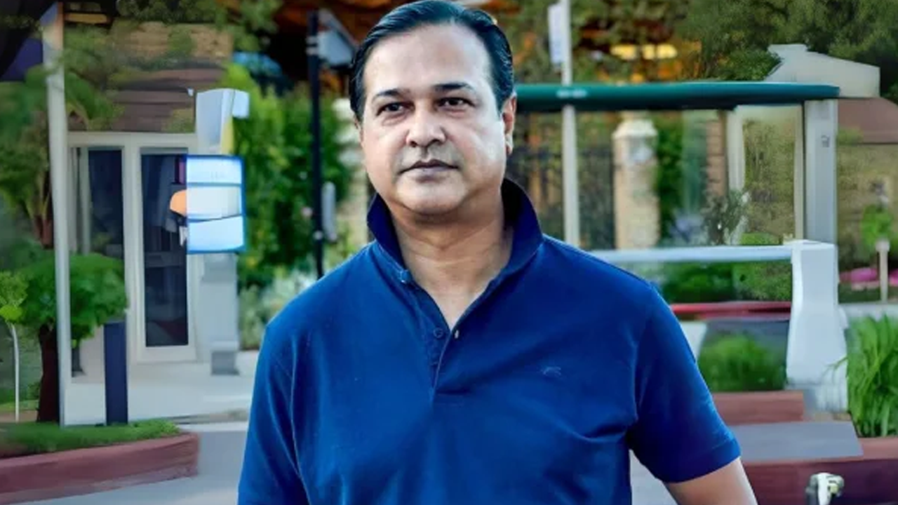 সঙ্গীতশিল্পী আসিফ আকবরের গাড়ি লক্ষ্য করে গুলি