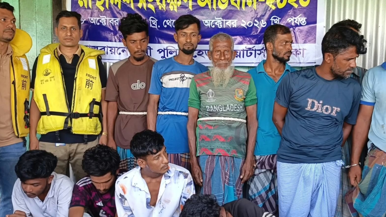 মেঘনায় ৩৩ জেলে আটক, ২২ জনের বিরুদ্ধে মামলা