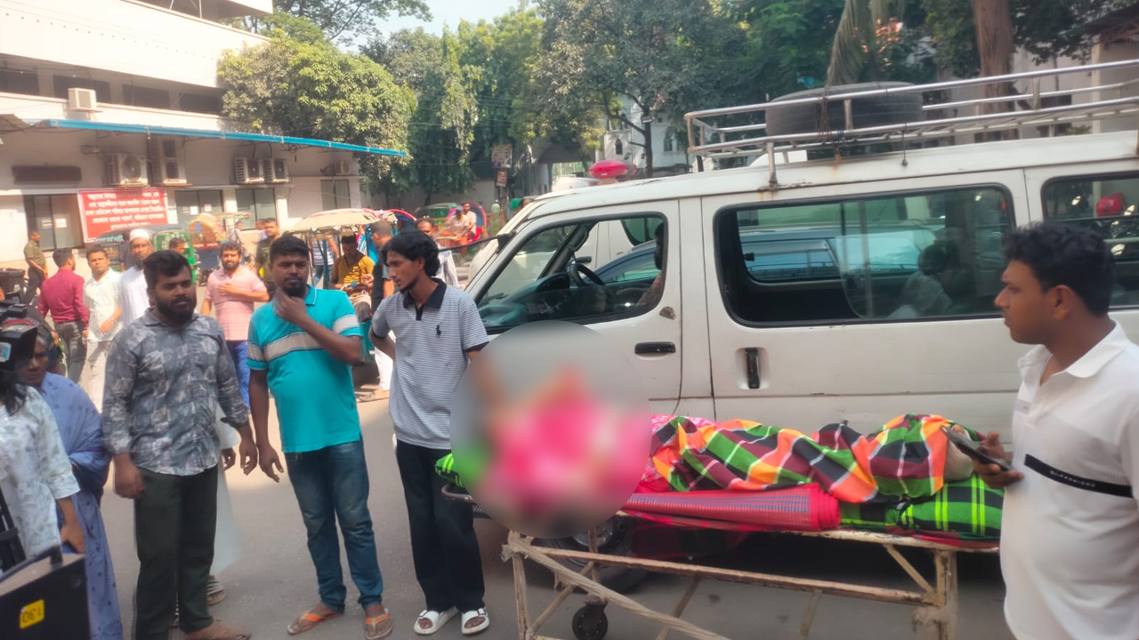 সাড়ে ৩ ঘণ্টাতেও মেলেনি অ্যাম্বুলেন্স, ঢামেকে স্বজনদের দুর্ভোগ