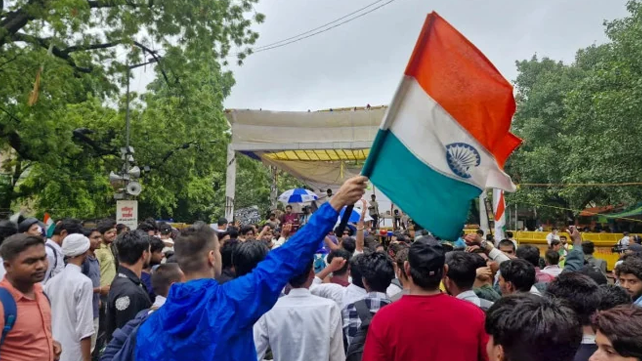 আদিত্যনাথের ঘোষণায় রাজ্যজুড়ে তীব্র প্রতিবাদ