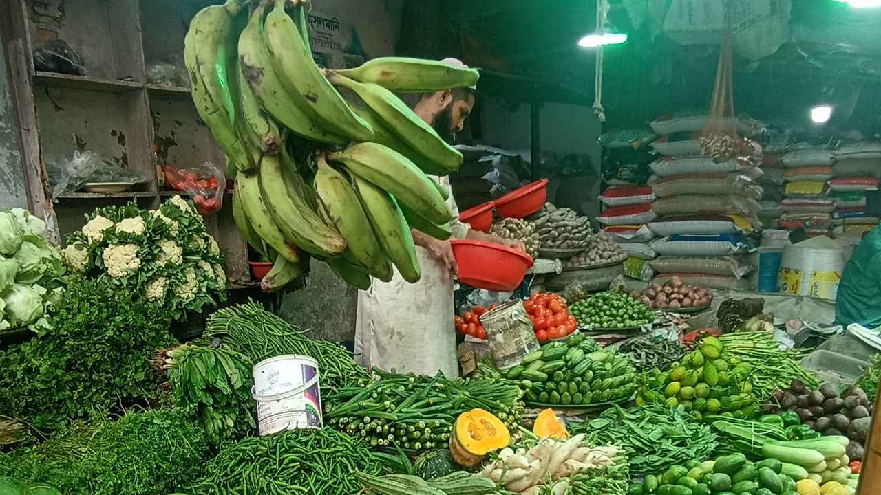 শীতের সবজির বাজারে অস্বস্তি, বাজারভেদে দামেও ফারাক
