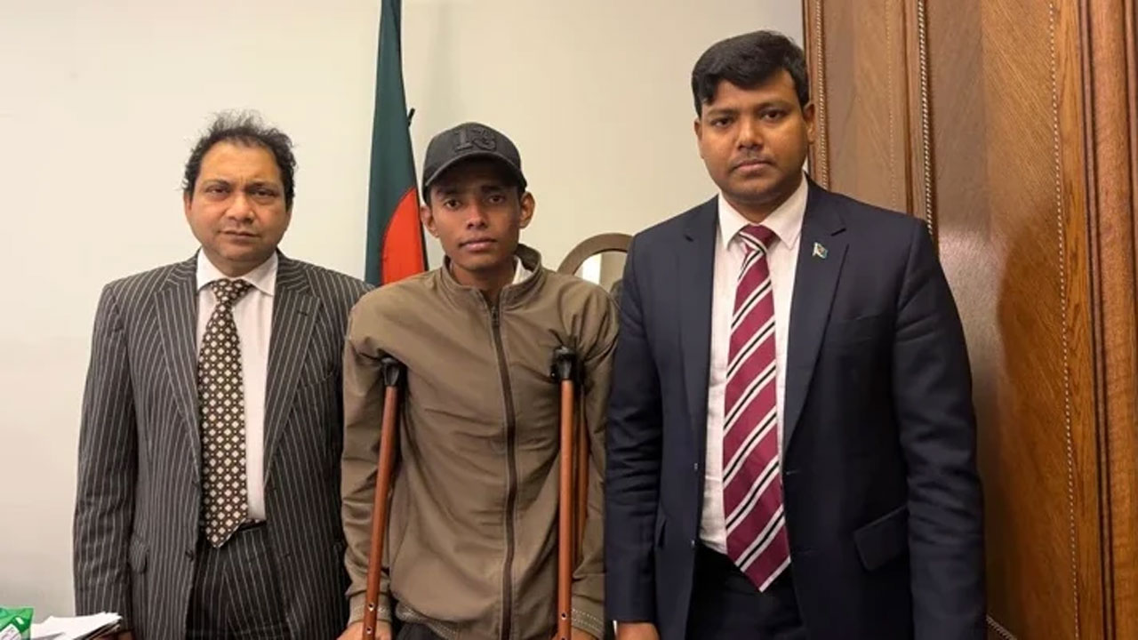 রাজন হোসেনকে (মাঝে) উদ্ধার করে দেশে ফেরত পাঠায় মস্কোয় অবস্থিত বাংলাদেশ দূতাবাস