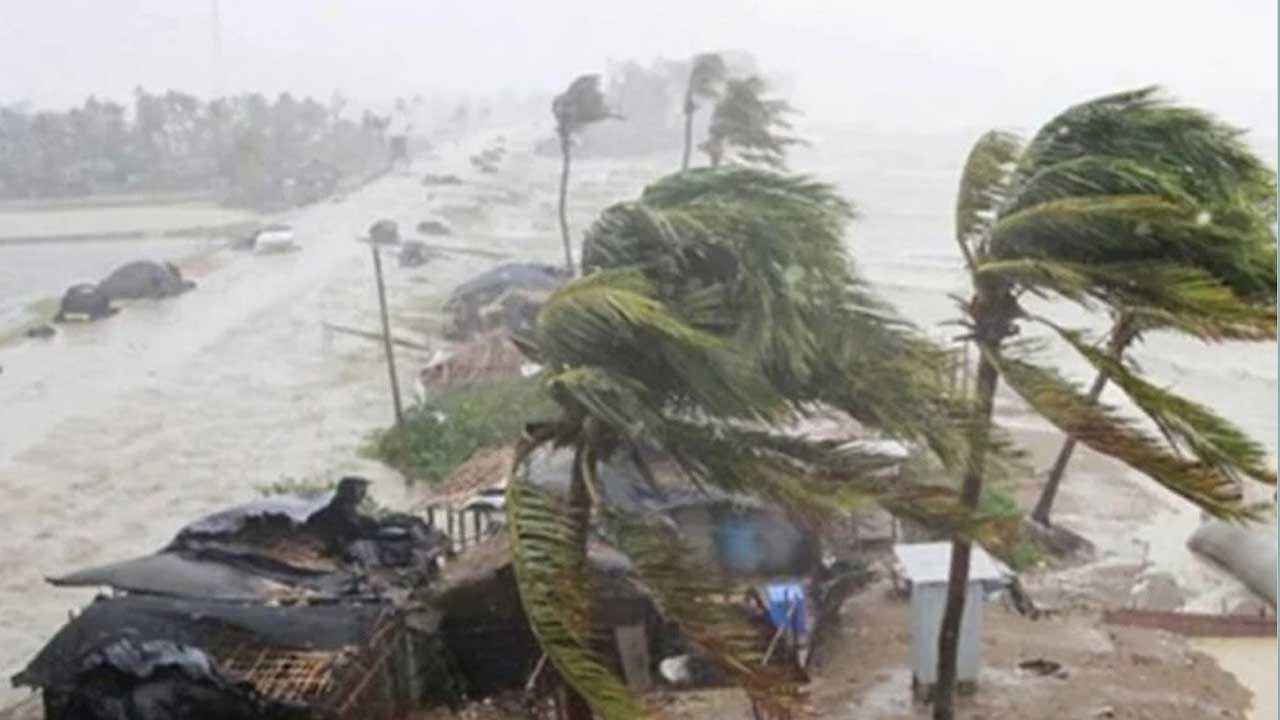 অতি প্রবল ঘূর্ণিঝড়ের শঙ্কা, সাগরে সতর্ক সংকেত