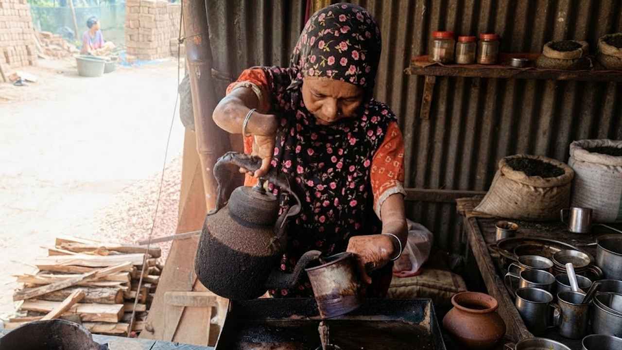 দুই হাত অচল, তবু ২৫ বছর ধরে স্বামীর সঙ্গে চায়ের দোকানে জোহরার লড়াই