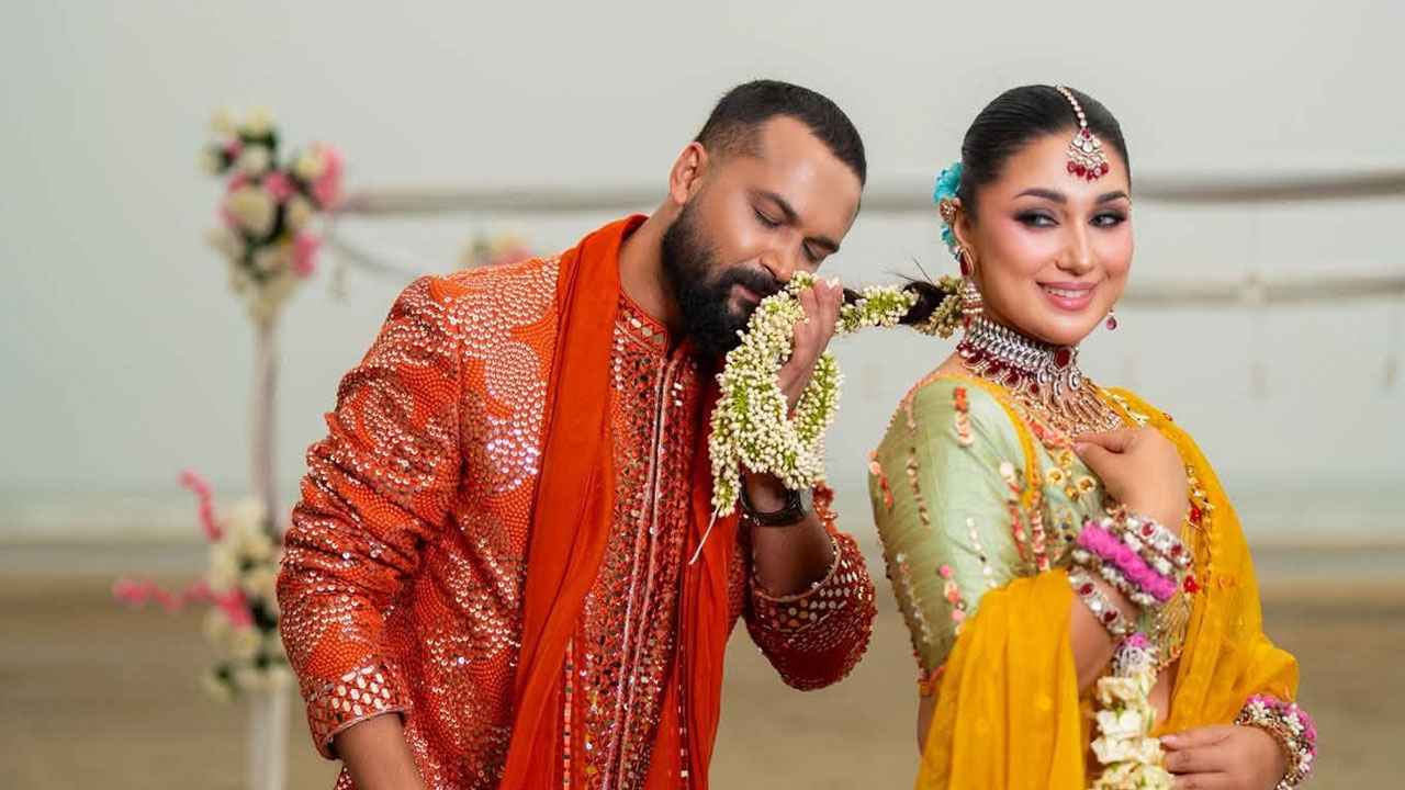 রোমান্টিক লুকে অপু বিশ্বাস-আদর আজাদ