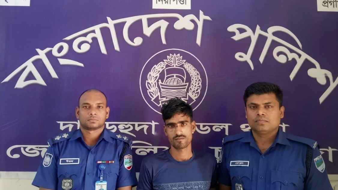 দামুড়হুদায় পুলিশ সদস্যকে হত্যাচেষ্টা মামলার আসামি মারুফ গ্রেফতার