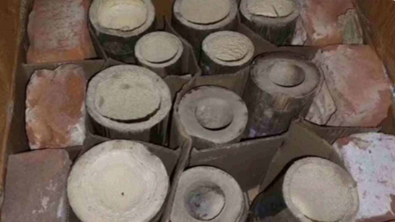 কুমিল্লায় প্রায় ৫ লাখ টাকার পণ্যের কার্টনে মিলল ইট-বাঁশ