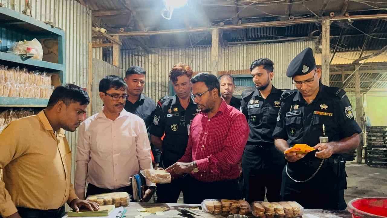 সিরাজগঞ্জে তিন প্রতিষ্ঠানকে ৯০ হাজার টাকা জরিমানা