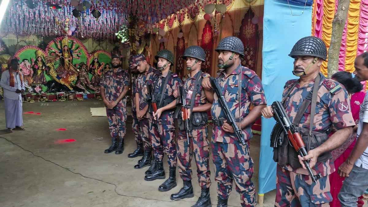 চাঁপাইনবাবগঞ্জের সীমান্তে পূজা মণ্ডপের নিরাপত্তায় সতর্ক অবস্থানে বিজিব