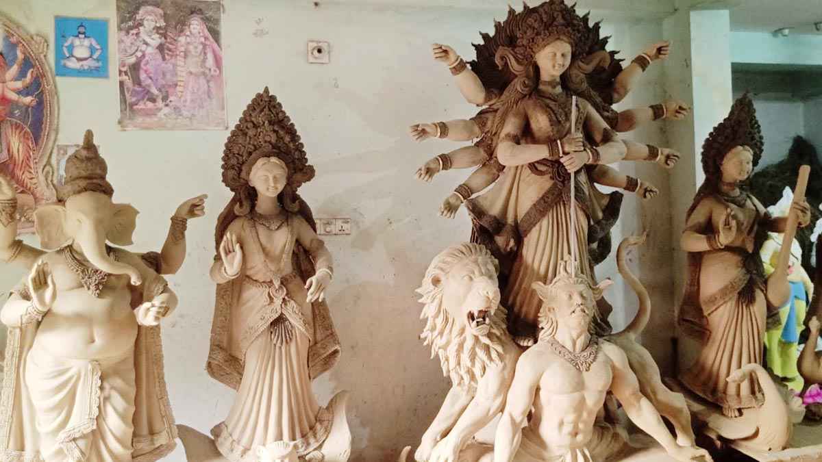 ব্রাহ্মণবাড়িয়ায় দেবী দুর্গাকে বরণ করে নিতে পুরোদমে চলছে প্রস্তুতি