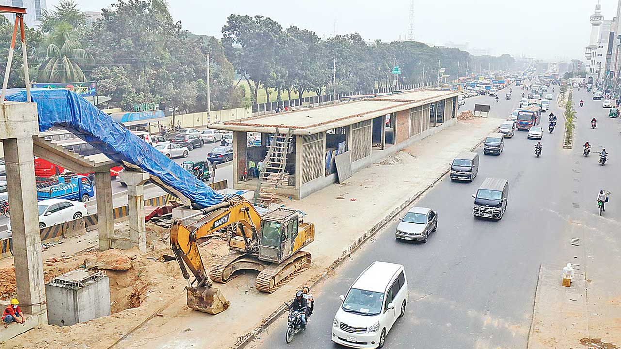 নতুন করে ছয় লেন করা হচ্ছে। ছবি: সংগৃহীত