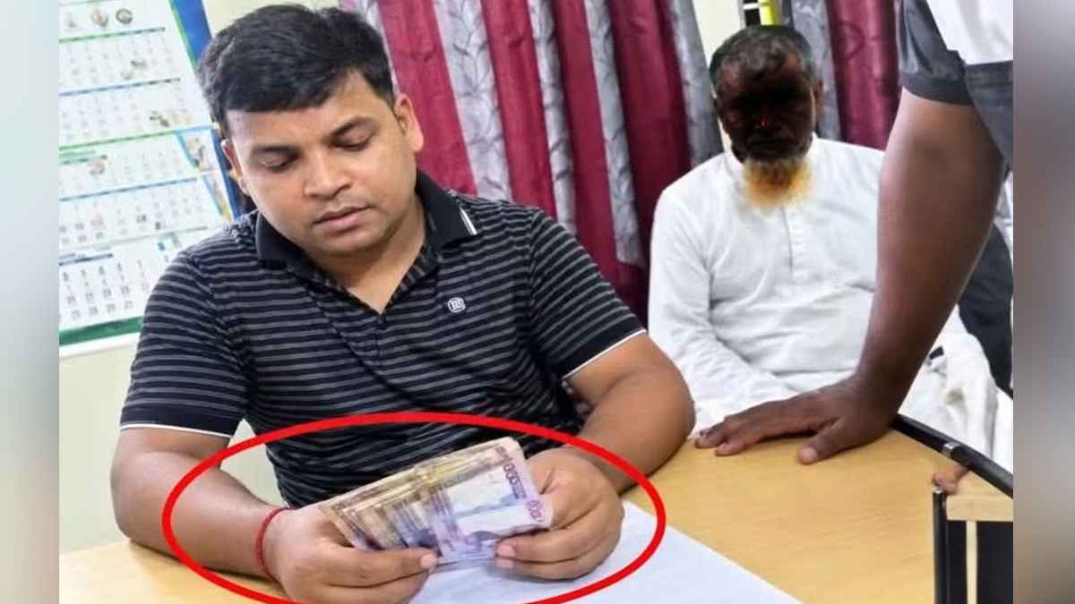 ঘুষ নেওয়ার ভিডিও ভাইরাল: চাঁদপুরে ভূমি অফিসের কর্মচারী বরখাস্ত
