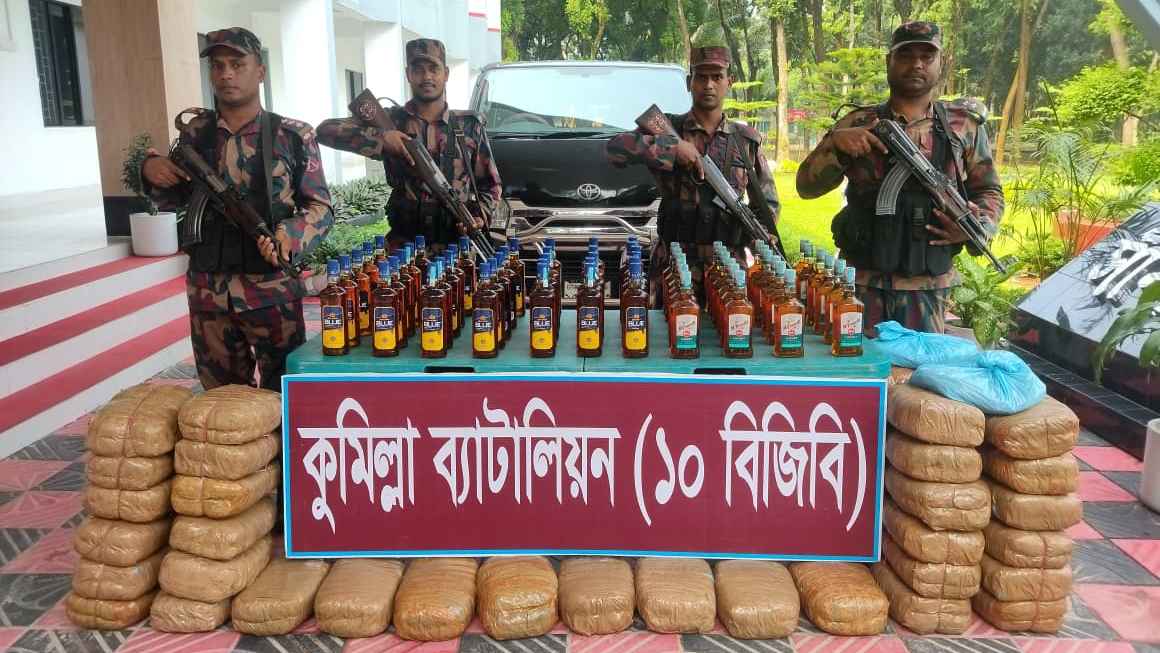 কুমিল্লায় মাইক্রোবাস থেকে ৮৯ কেজি গাঁজা ও ৬০ বোতল মদ জব্দ