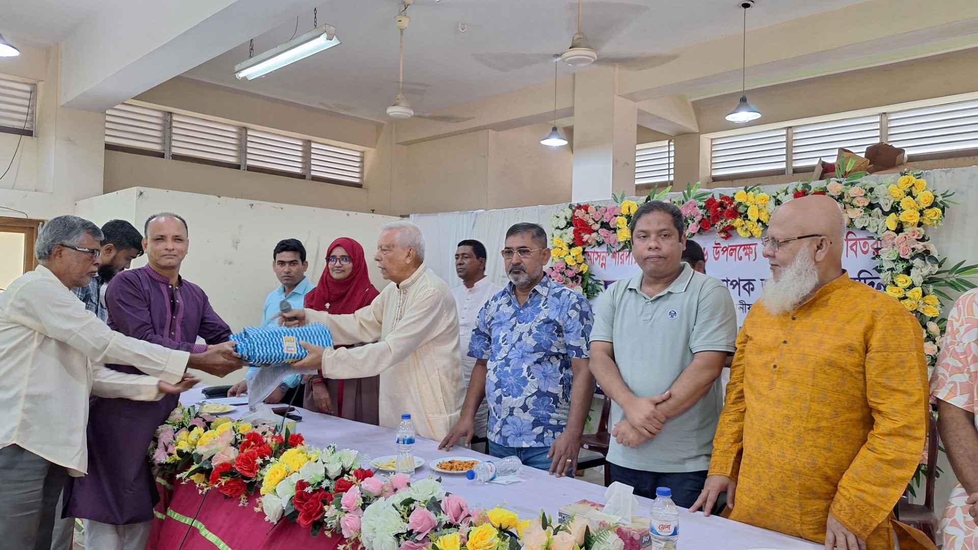 দুর্গাপূজা উপলক্ষে ফেনীর ৬৫ মণ্ডপে চাল ও শাড়ি বিতরণ