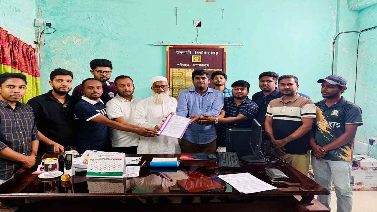 ১৯তম বিজেএস পরীক্ষার্থীদের জন্য বাস চায় ইবি ছাত্রদল