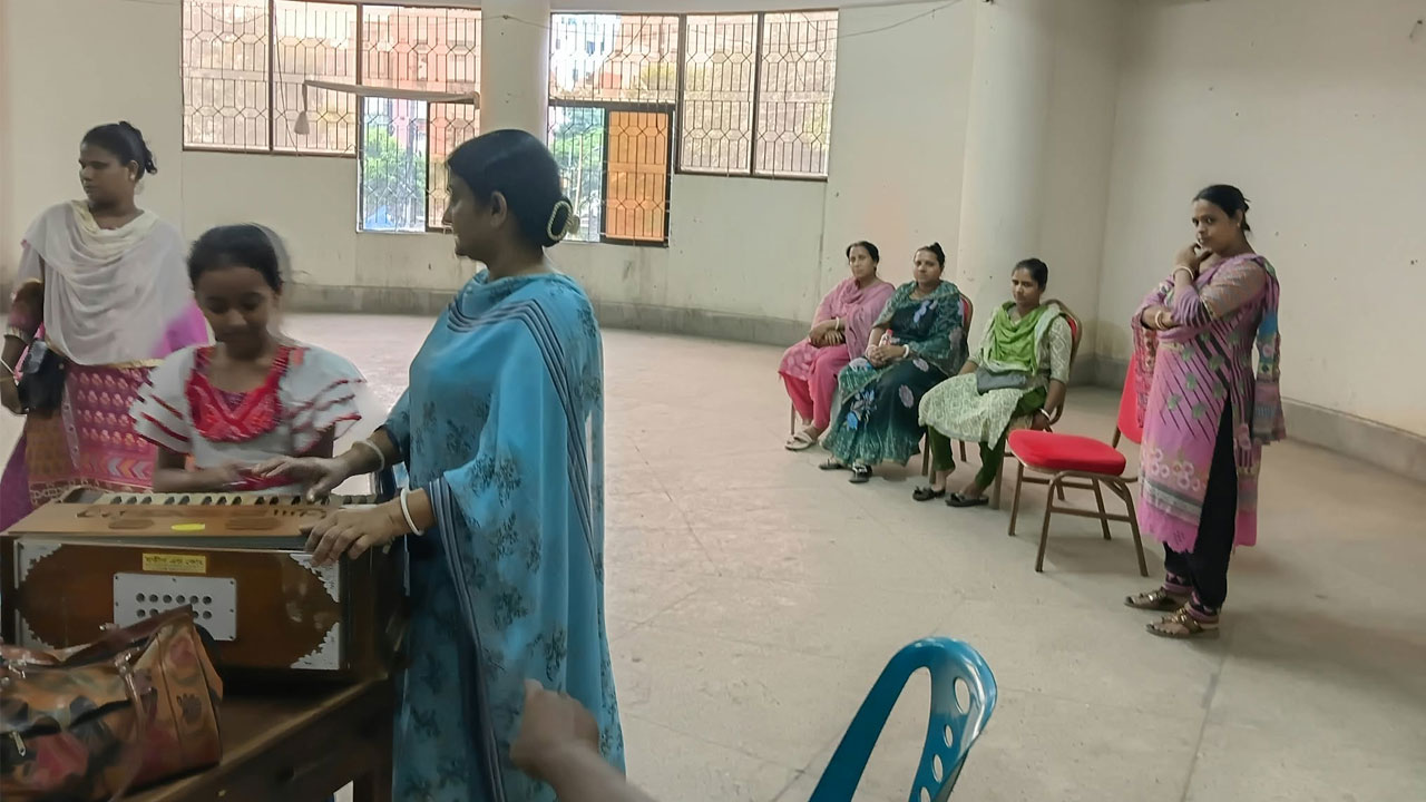 ধলপুর সংগীত শিক্ষাকেন্দ্র: অভিবাবকদের নেই আলাদা বসার স্থান l ছবি: ঢাকা মেইল