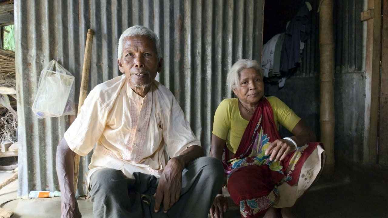 শরীর সায় দেয় না, প্রতিবেশীর দয়ায় জ্বলে বৃদ্ধ দম্পতির চুলা