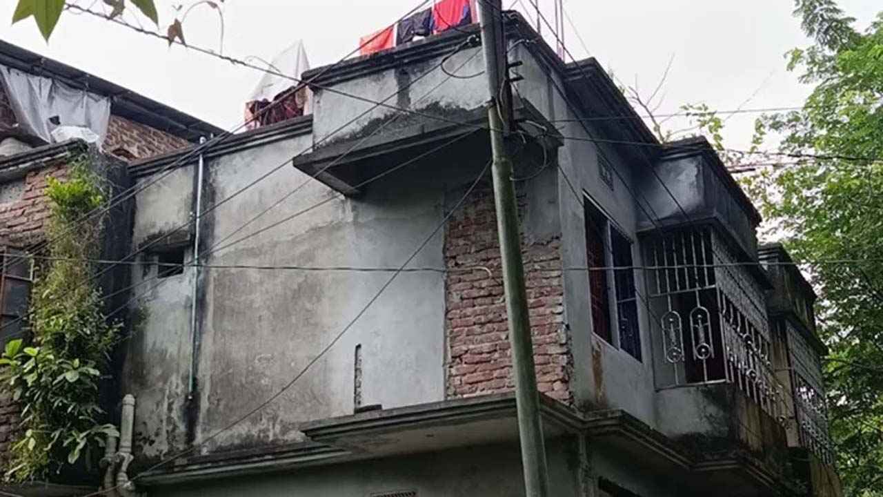 একা থাকতেন শিক্ষিকা, তালাবদ্ধ ঘরে মিলল হাত-পা বাঁধা মরদেহ